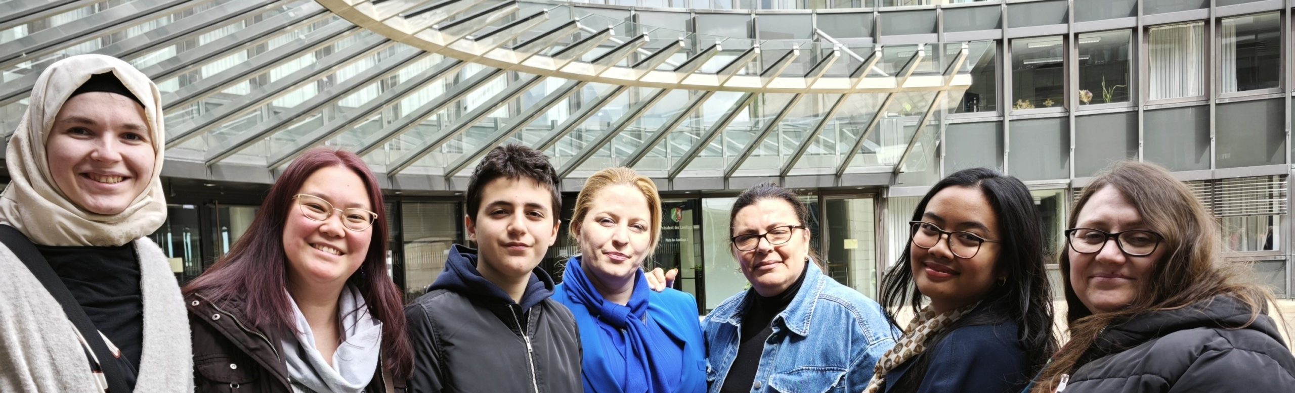 Gruppenbild vor dem Landtag NRW