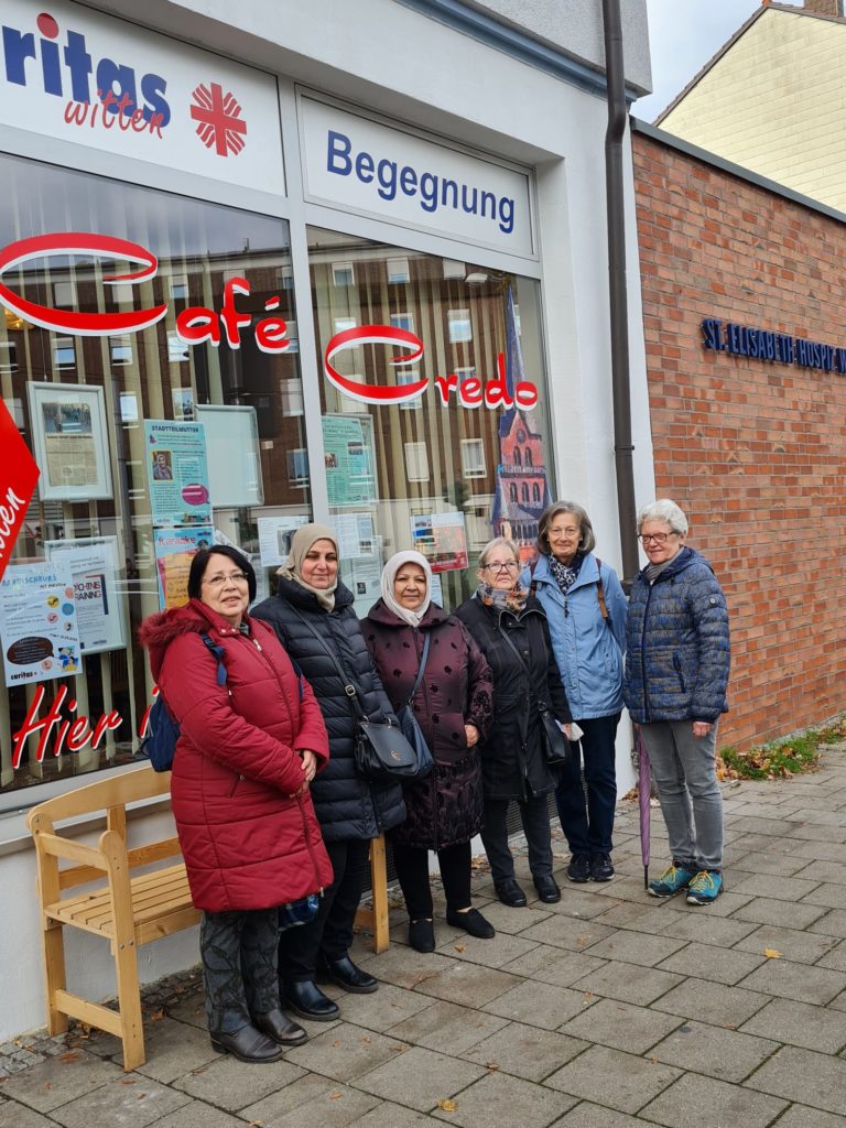 Gruppenfoto der Spaziergruppe vor dem Café Credo
