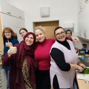 Frauen beim Kochen im Gemeindehaus
